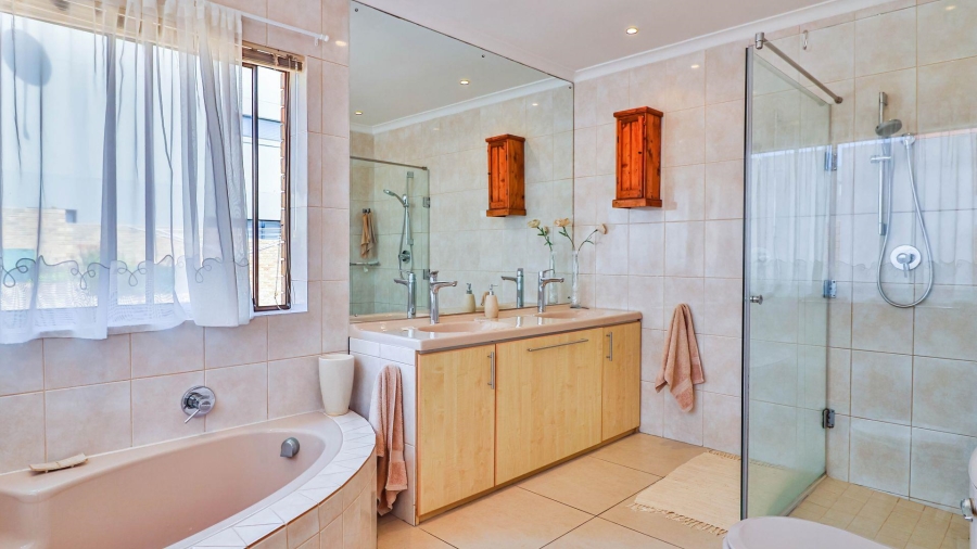 4 Bedroom Property for Sale in De Kelders Western Cape